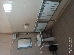 Туалетная комната приспособлена для маломобильных групп населения в соответствии со СП 59.123330.2012